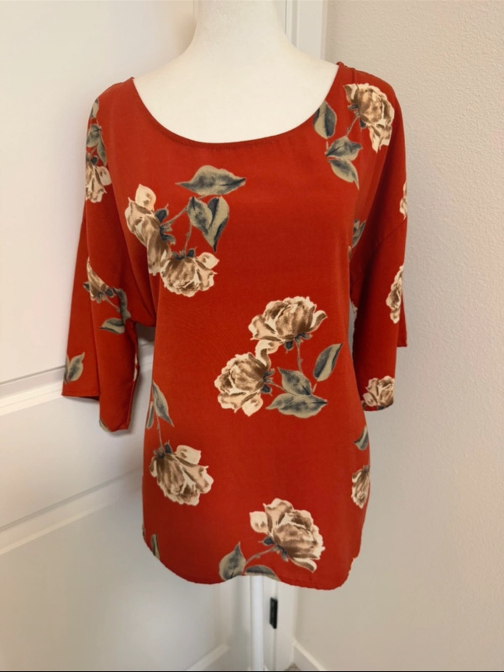West Kei Floral Scoop Neck Women's Top in Rust. Size L